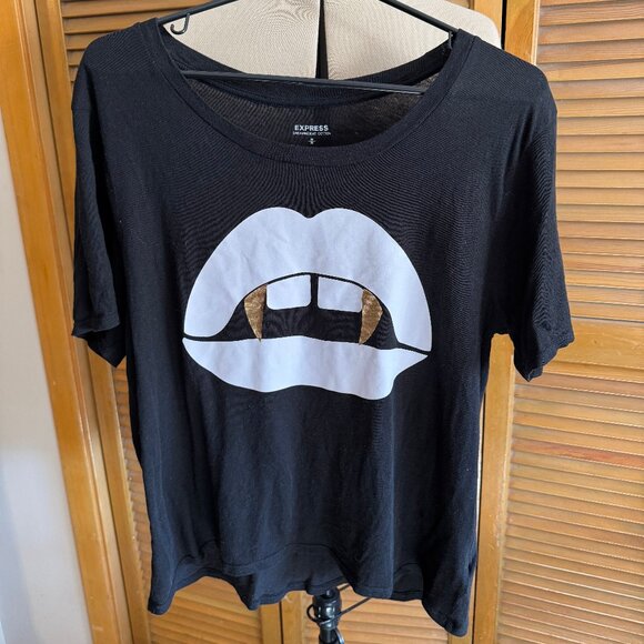 Express Lightweight Vampire Lips T-Shirt Size M - Picture 1 of 2